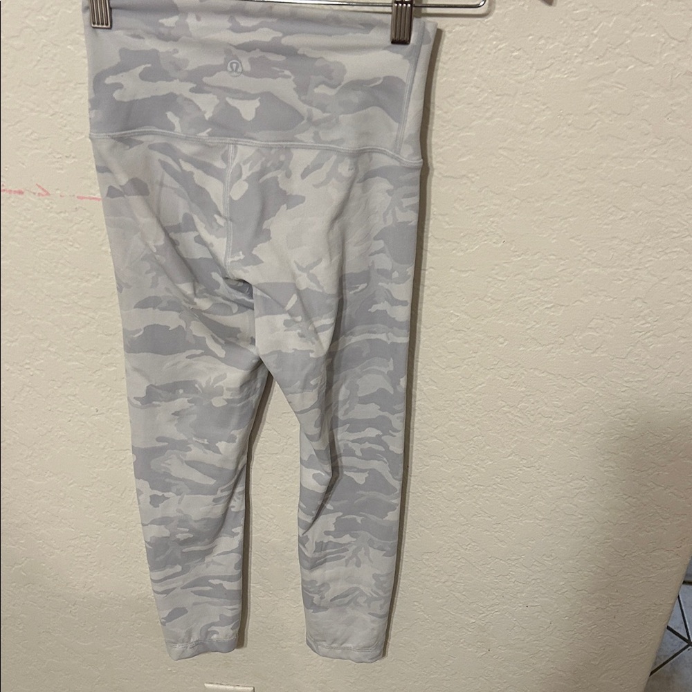 🚀Lululemon Athletica Light Gray Camo Leggings size 4 GUC - Picture 7 of 11